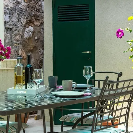 Sweet With Terrace Apartment *