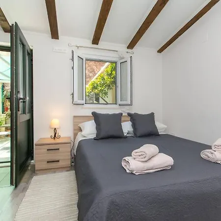 Sweet With Terrace Apartment